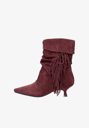 Bordeauxroter Wildleder-Stiefelette mit spitz zulaufender Zehenpartie, locker sitzendem Obermaterial und Fransen-Detail. Verfügt über einen niedrigen, geschwungenen Absatz und eine weiche Textur.