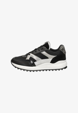 Sneaker nere e argento con pannelli in rete e pelle, caratterizzate da una punta rotonda, un retro testurizzato e una suola spessa bianca con un motivo di battistrada.