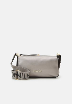 Rechteckige graue Valentino-Tasche mit verstellbarem, breitem Stoff-Schulterriemen, der schwarze Schriftzüge und goldfarbene Beschläge aufweist.