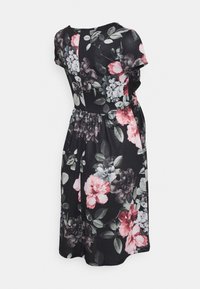Vestido floral em preto com mangas curtas, cintura ajustada e saia fluida. Apresenta grandes flores rosas, roxas e brancas contra um folhagem escura.