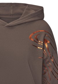 Kapuzensweatshirt aus braunem Stoff mit einem glänzenden Kupferwirbel-Design am rechten Ärmel. Weicher Stoff mit geripptem Kapuzen-Detail.
