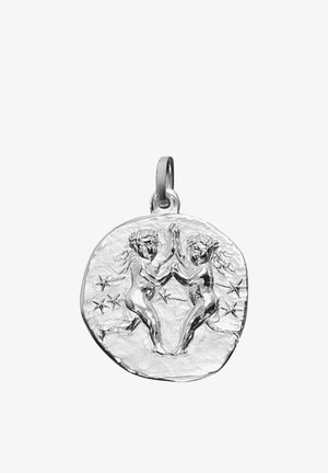 Silberanhänger mit zwei nackten Figuren, die sich mit erhobenen Händen gegenüberstehen, umgeben von Sternen, kreisförmige unregelmäßige Form mit Öse für eine Kette.