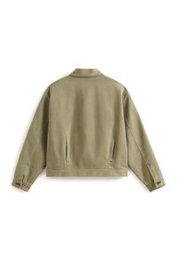 Chaqueta verde oliva fabricada en un material de algodón resistente, con un cuello clásico, mangas largas y puños abotonados, con un diseño de ajuste relajado.