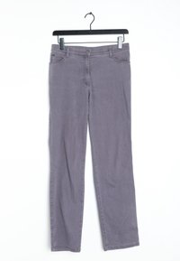 Pantaloni di cotone grigi con design a gamba dritta, dotati di tasche anteriori e chiusura con bottone, appesi a una gruccia nera.