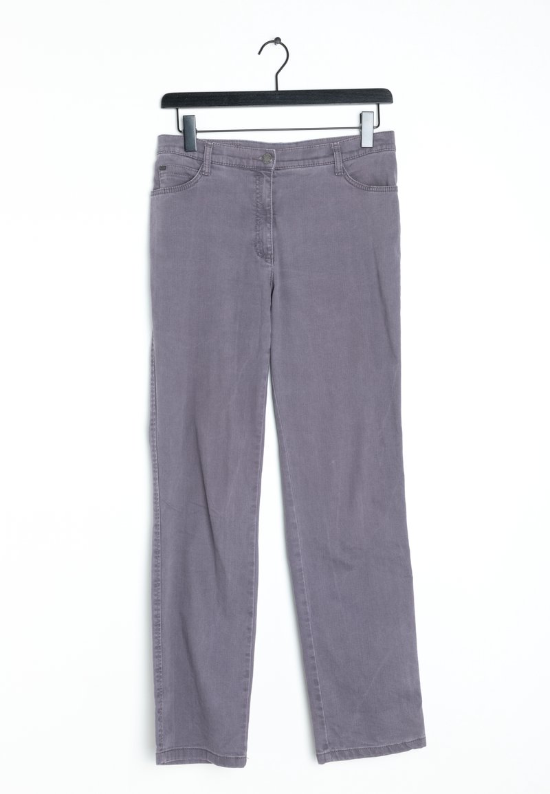 Pantaloni di cotone grigi con design a gamba dritta, dotati di tasche anteriori e chiusura con bottone, appesi a una gruccia nera.