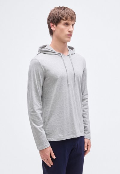 Camisola com capuz de mangas compridas cinzenta, feita de tecido suave, apresentando um capuz com cordão e um ajuste descontraído. Textura lisa com um design simples.