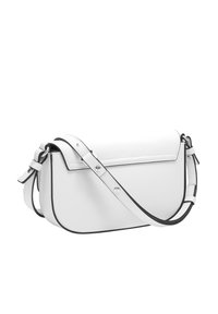 Biała skórzana torba na ramię o zaokrąglonym kształcie, czarnymi detalami, regulowanym paskiem i zapięciem na zatrzask. Charakteryzuje się gładką teksturą i minimalistycznym stylem.
