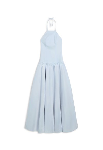 Φόρεμα αμάνικο με λαιμόκοψη halter σε ανοιχτό γαλάζιο, με εφαρμοστό μπούστο και φούστα φουσκωτή, μαζεμένη, που εκτείνεται μέχρι το πάτωμα.