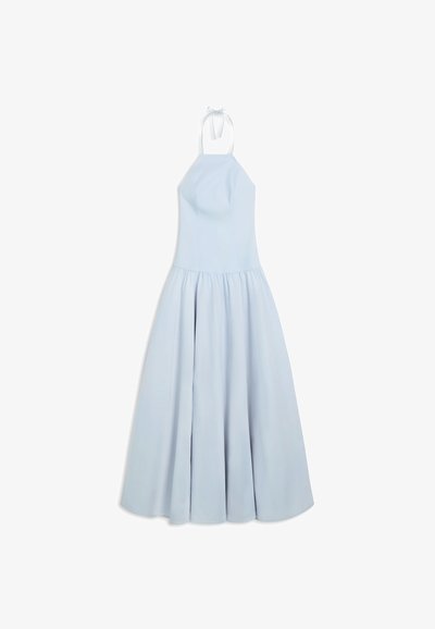 Φόρεμα αμάνικο με λαιμόκοψη halter σε ανοιχτό γαλάζιο, με εφαρμοστό μπούστο και φούστα φουσκωτή, μαζεμένη, που εκτείνεται μέχρι το πάτωμα.
