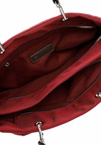 Borsa a mano rossa in tessuto, con una superficie liscia, dotata di chiusura a zip, tasche interne e dettagli in metallo argentato.