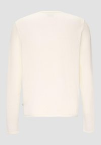 Lichtcrème lange mouwen sweater met een ronde hals, gemaakt van zacht materiaal. Kenmerkt zich door eenvoudige stiksels en een klein labeldetail aan de zoom.