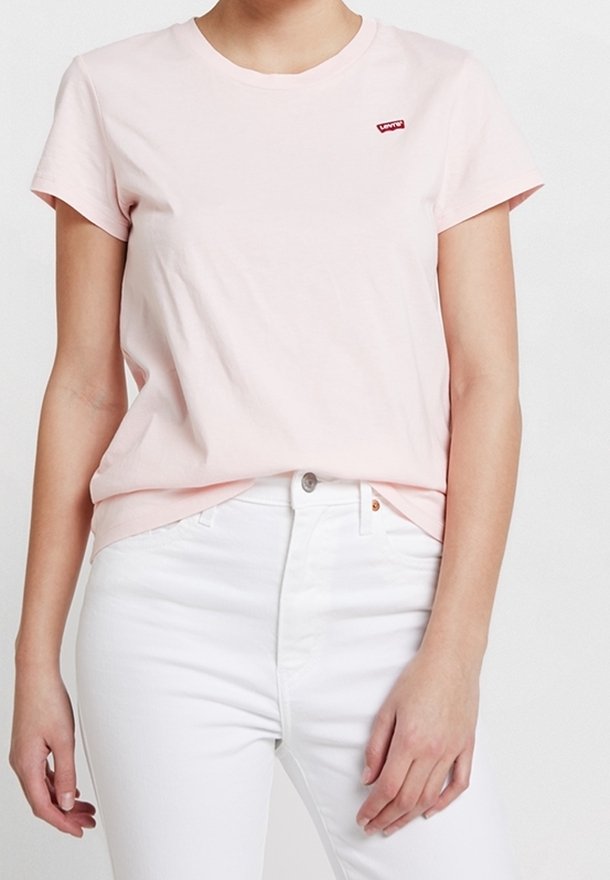 Jasnoróżowa bawełniana koszulka z okrągłym dekoltem i krótkim rękawem, z małym czerwonym logo Levi's na górnej lewej stronie.