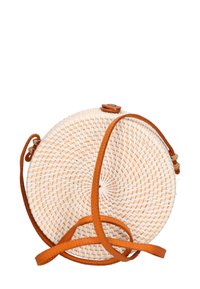 Borsa rotonda in paglia intrecciata di colore naturale, con una tracolla in pelle beige e una chiusura a bottone. Texture liscia e design circolare.