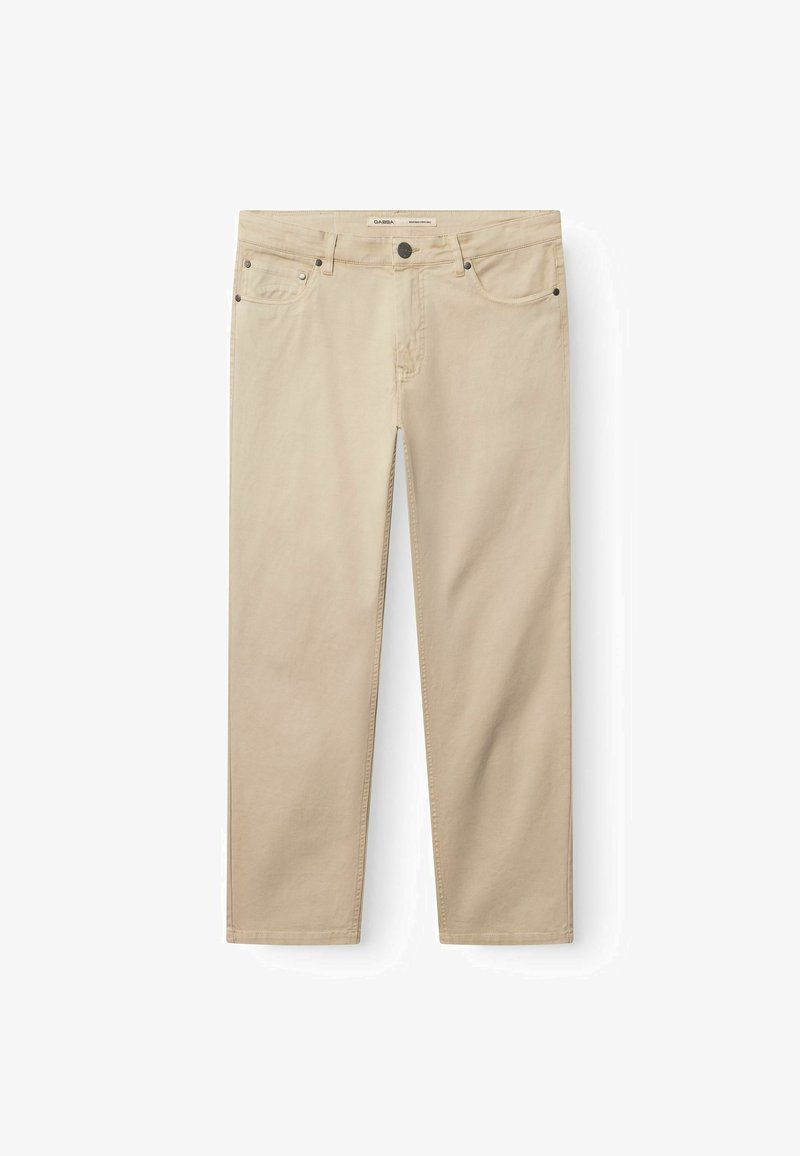 Pantalones de algodón beige con ajuste recto, con cinco bolsillos, un botón de metal y detalles mínimos de costura.