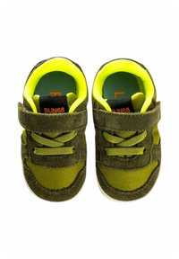Un paio di sneakers per bambini verdi e gialle con cinturini in velcro e lacci, etichettate SUN68, viste dall'alto su uno sfondo bianco.