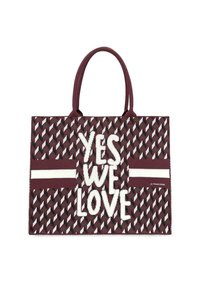 Borsa a tracolla bordeaux con motivi intrecciati; presenta la scritta "SÌ, CI PIACE" in bianco. Manici solidi e accenti a righe completano il design.
