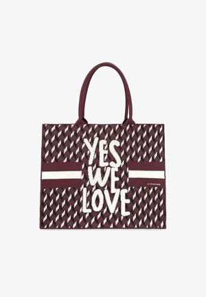 Bordeaux kleurige tote bag met geweven patronen; beschikt over "JA, WE HOUDEN VAN" in het wit. Effen handvatten en gestreepte accenten maken het ontwerp compleet.