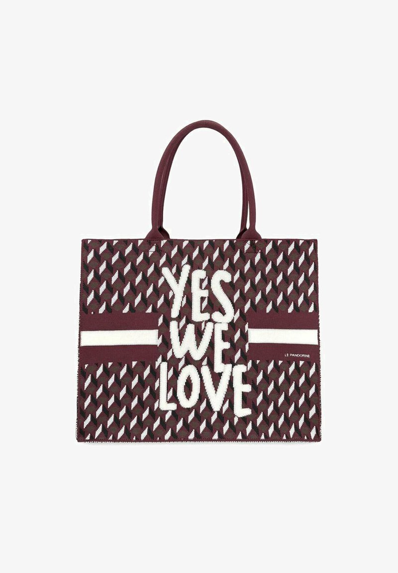 Borsa a tracolla bordeaux con motivi intrecciati; presenta la scritta "SÌ, CI PIACE" in bianco. Manici solidi e accenti a righe completano il design.