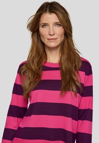 Gestreifter Pullover in Pink und Dunkelviolett. Verfügt über einen Rundhalsausschnitt und lange Ärmel mit entspanntem Schnitt. Weiche Strickstruktur.