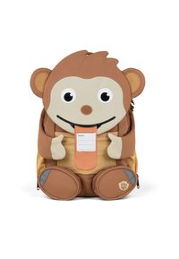 Kinderrucksack in Form eines Affen aus braun-weißer Stoff, mit großen Augen, einer Netz-Tasche und einem Namensschild-Halter. Einschließlich Reißverschlussfächer.
