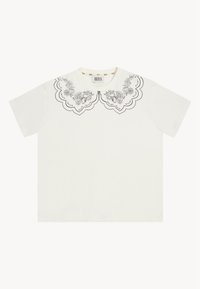 Witte t-shirt met een groot, gegolfd zwart bloemenborduurpatroon op de halslijn. Korte mouwen en een ontspannen pasvorm.