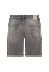 Shorts en denim gris avec revers, dotés de deux poches arrière et d'une étiquette de taille simple, présentant une texture délavée.