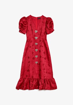 Červené saténové šaty zdobené květinovou výšivkou, s nabíranými rukávy, výstřihem do V, knoflíčky ve tvaru srdce a volánovým lemem.