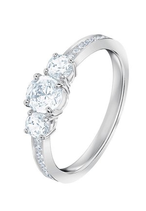 Srebrny pierścionek z dużym, centralnym, okrągłym diamentem, otoczony dwoma mniejszymi diamentami oraz rzędem małych diamentów wzdłuż każdej strony obrączki.