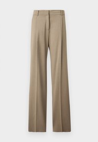 Pantalons large en tissu brun clair. Ils présentent une texture lisse, des plis bien pressés et une ceinture à l'avant plate.