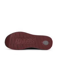 Suola in gomma con motivo di tassellature profonde in bordeaux e grigio, con testo in rilievo "WALK IN PITAS" e un accento circolare liscio.