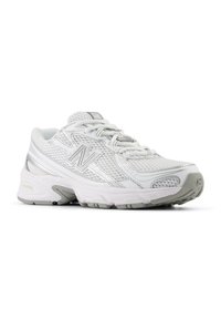 Pánske bežecké topánky New Balance, biely sieťovaný zvršok s šedými akcentmi, oválny špička, zosilnená podrážka, štruktúrovaný dizajn, logo na boku, šnurovanie.