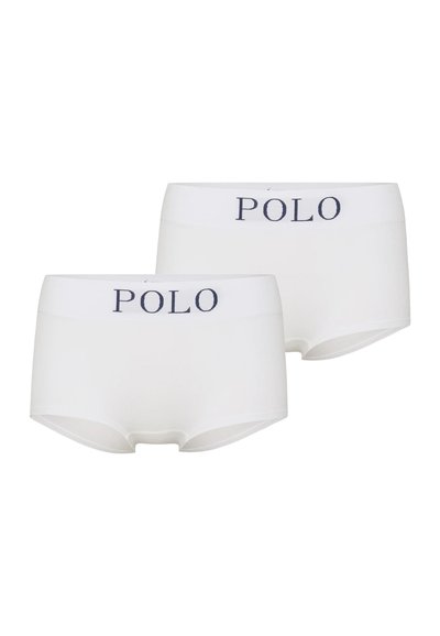 Dwie białe bawełniane bokserki z szerokimi pasami w pasie, na których widnieje napis "POLO" w ciemnoniebieskich literach.