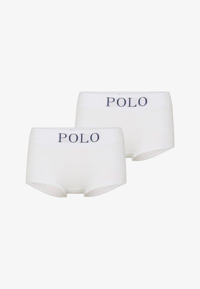 Dwie białe bawełniane bokserki z szerokimi pasami w pasie, na których widnieje napis "POLO" w ciemnoniebieskich literach.