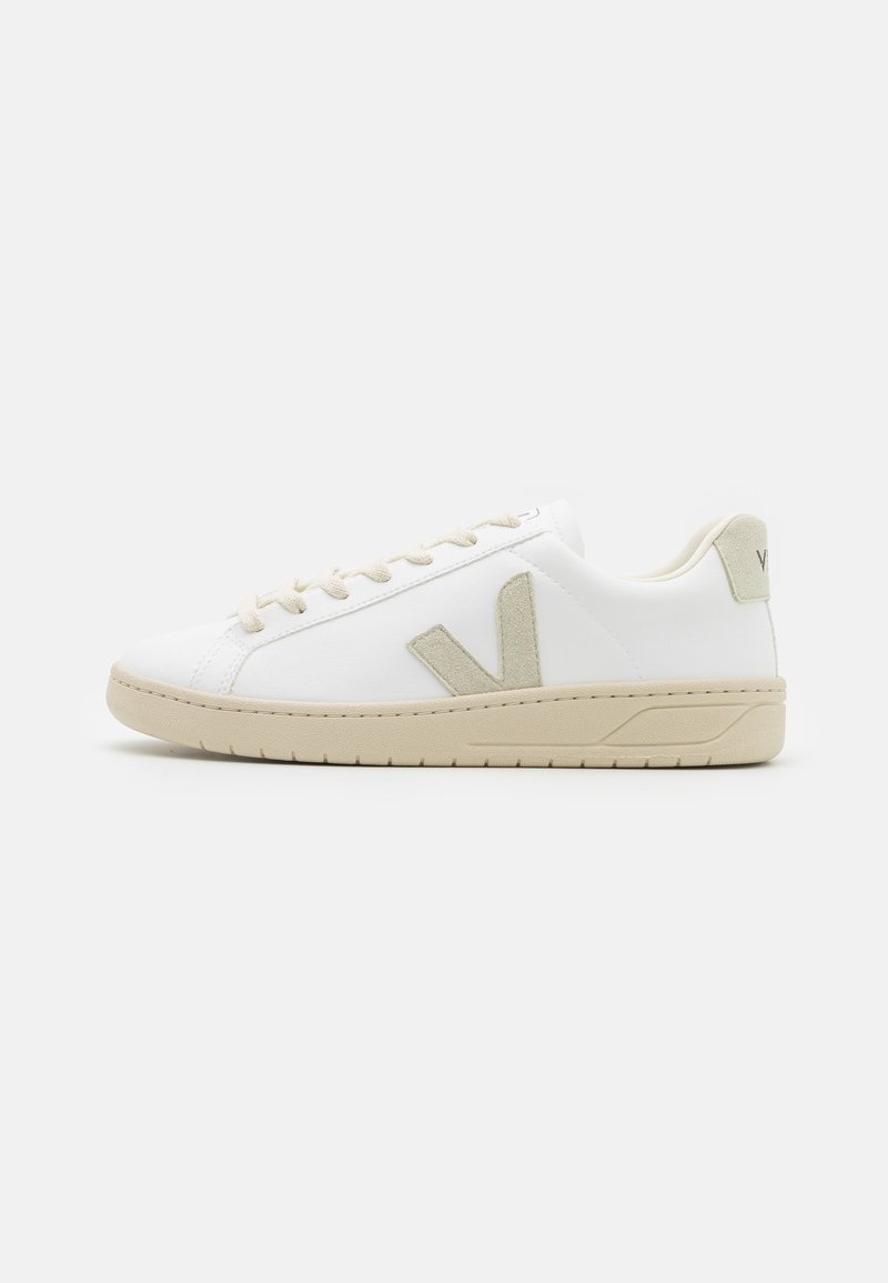 Vita sneakers med en ljus beige logotyp och accenter, slät läderöverkärl, rund tå, platt gummisul, och minimalistisk design.