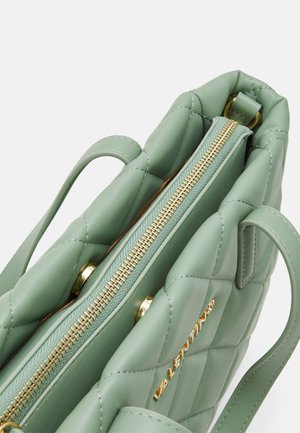 Borsa a tracolla in pelle verde trapuntata con hardware dorato, chiusura a zip e doppi manici. Presenta una consistenza morbida e una forma rettangolare.