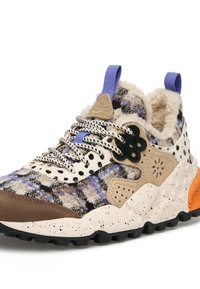 Sneaker multicolore con tomaia a motivo, dettagli in suede marrone, linguette viola e suola maculata. Presenta un rivestimento texturizzato e componenti neri.