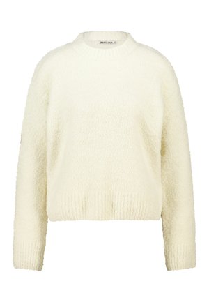 Witte, pluizige gebreide trui met een ronde halslijn, verlaagde schouders en geribbelde boorden en zoom. Zachte textuur en ontspannen pasvorm.