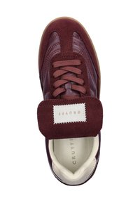 Bordeaux leren sneakers met een bruine suede neus, veters en een klittenbandstrip. Gladde binnenvoering, rubberen zool en een logo-opdruk op de strip.