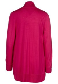 Långärmad tröja i stark rosa, med hög krage, slät textur och lös passform. Inga synliga knäppningar eller mönster.