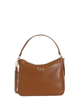 Borsa a tracolla in pelle marrone con una texture liscia, dettagli in oro e un design semplice e curvo. Dotata di chiusura con zip e tracolla regolabile.