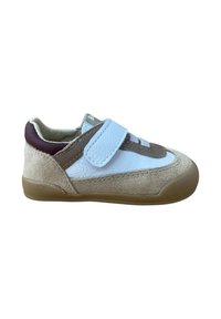 Zapatilla infantil de ante beige, cuero blanco y marrón, suela marrón y correa de Velcro azul claro, aislada sobre fondo blanco.