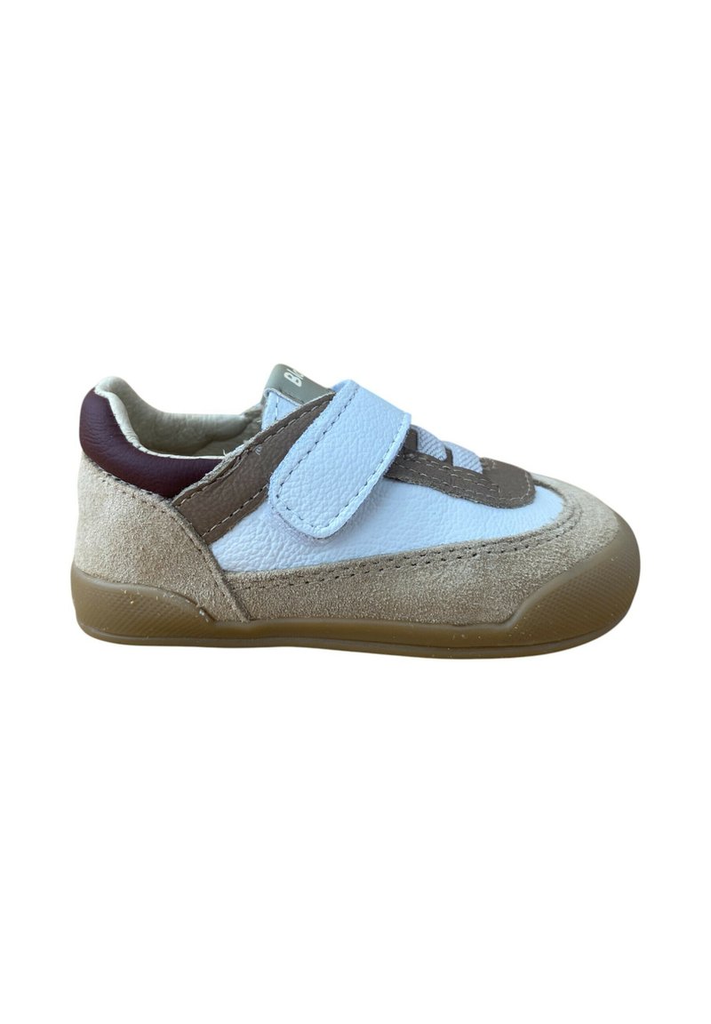 Zapatilla infantil de ante beige, cuero blanco y marrón, suela marrón y correa de Velcro azul claro, aislada sobre fondo blanco.