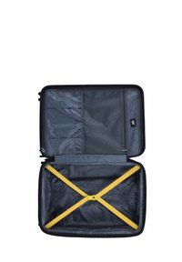 Zwarte koffer met ritsen, grijs interieur, meerdere zakken en een gele elastische band die in het midden kruist om items te beveiligen.