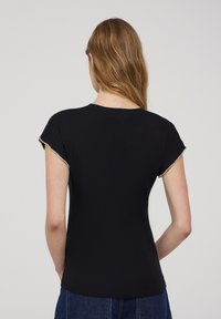 Terranova CON DETTAGLIO GIOIELLO - T-shirt basic - nero
