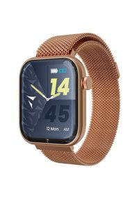 Montre intelligente avec un bracelet en maille métallique rose doré, écran carré, affichage numérique indiquant l'heure et la date, avec indicateur de batterie et design épuré.