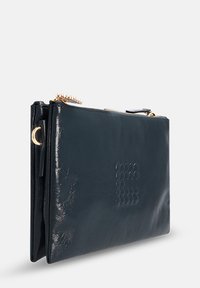 Pochette en cuir marine à la texture lisse, présentant un motif embossé subtil et des ferrures dorées. Fermeture éclair sur le dessus.