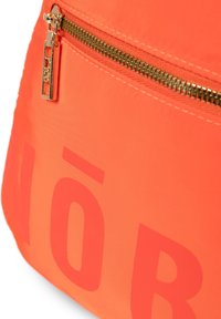 Borsa arancione neon con texture liscia, dotata di una cerniera dorata e di una stampa grafica audace. Il tirazip è rettangolare con un design intagliato.