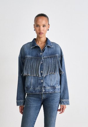 Denimjakke med frynse-design over brystet, i en mørkeblå nuance og en afslappet pasform. Knapper og syninger er synlige.
