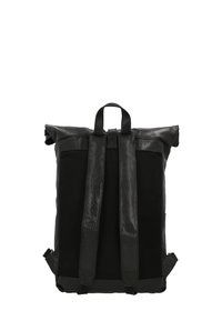 Čierny batoh s navíjacím vrchným uzáverom. Vyrobený z kože a plátna, s dvoma nastaviteľnými popruhmi a hladkým povrchom.