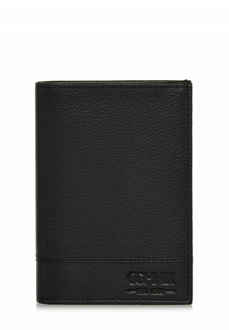 Czarny skórzany portfel o teksturowanej powierzchni, w pionowej orientacji, z wytłoczonym logo z przodu. Prosty design bez ozdób.